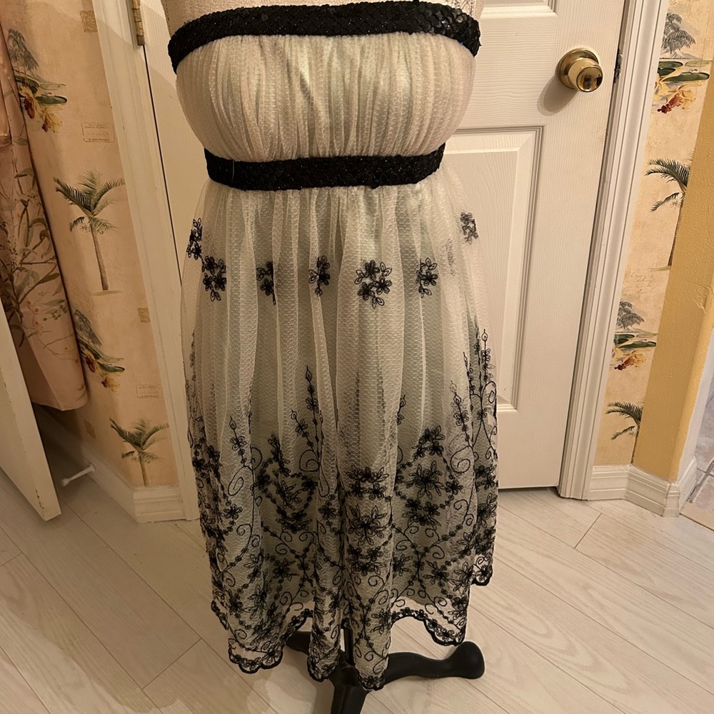 Dress, strapless, green & black lace with black embroidery.